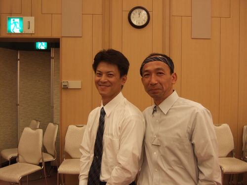 左は増○さん　鉢巻男は松○さん