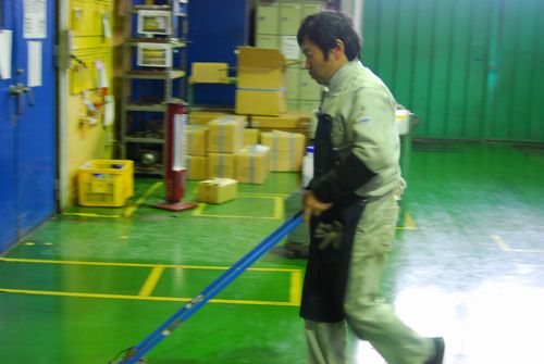 仕事と掃除を同時にしている石○さん