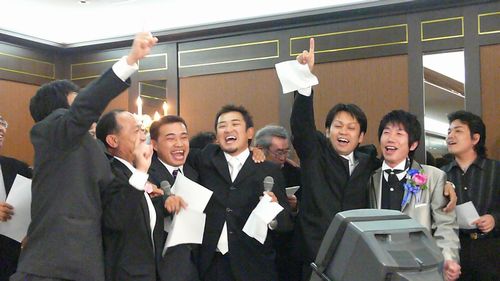甲○さん結婚式でカラオケで大盛り上がり