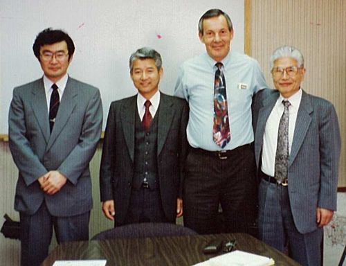 国際溶射会議にて　左から　佐○さん、山○さん、外人さん、村○会長