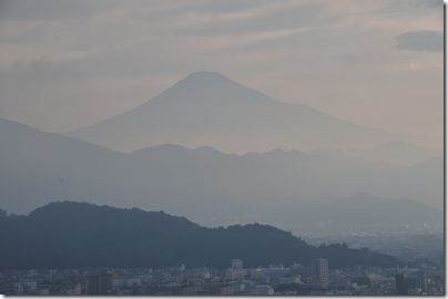 かすむ富士山