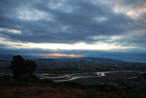 日本平が上空にオレンジ色に染まっている