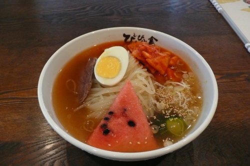 行列のできる店の「盛岡冷麺」