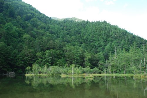 明神池湖畔