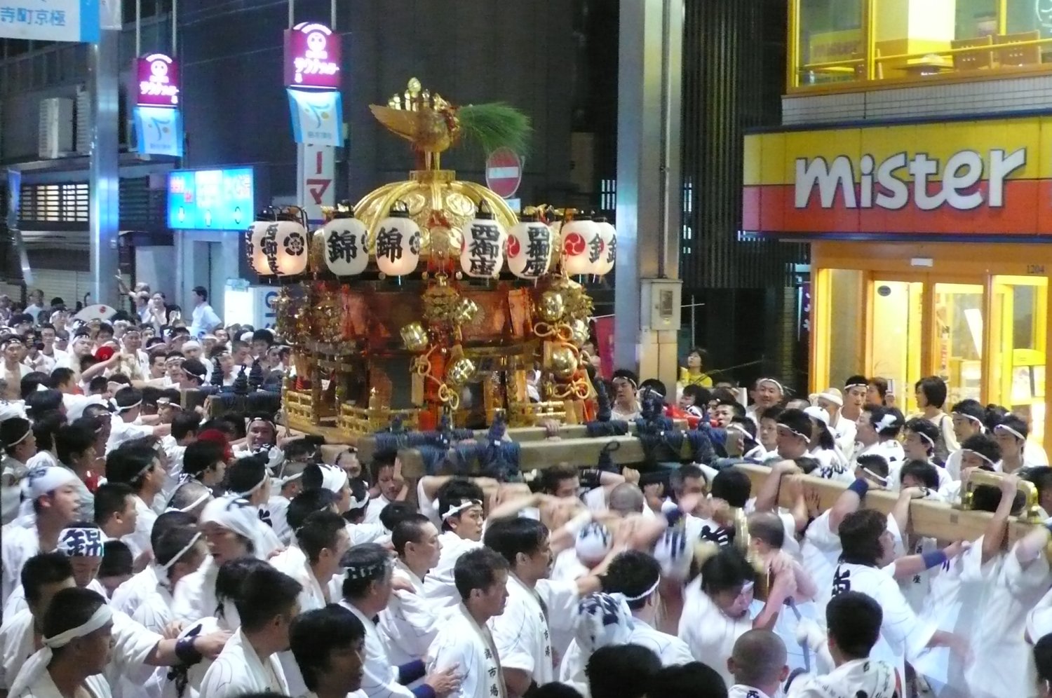 八坂神社に向かう神輿