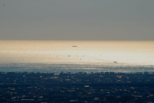 海がギラギラと輝いていた