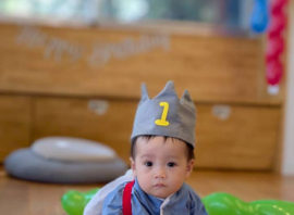 「一升餅を背負ってハイハイ！孫の1歳のお祝い」