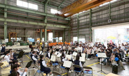 工場の中のコンサート
