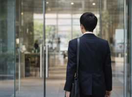 「メガバンクの新人が一人で年末挨拶にきたことにビックリ！」