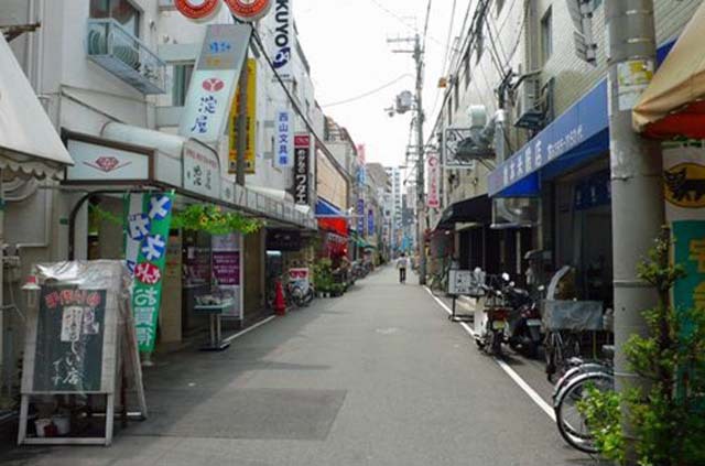 東淀川駅・西口前にある商店街