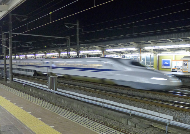 新富士駅通過の新幹線