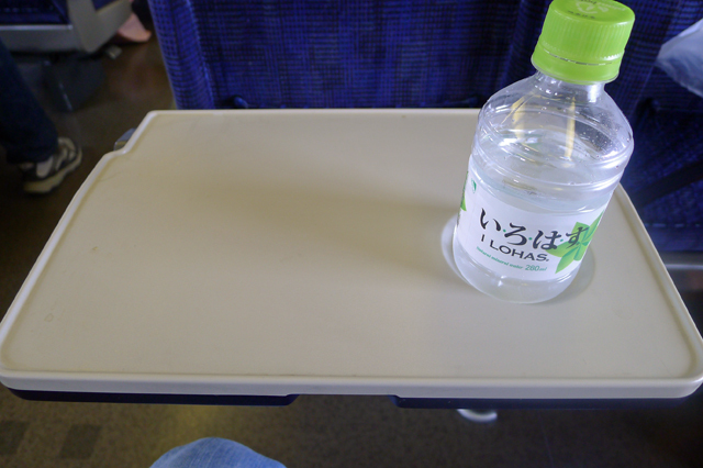 新幹線にある座席のトレイの凹みの位置