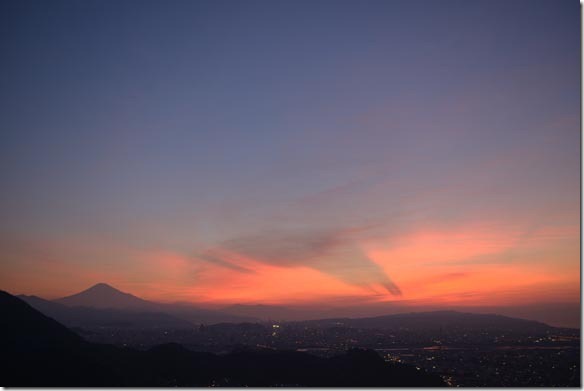 富士山と幻想的な朝焼け