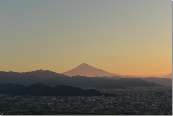 オレンジ色に輝く富士山