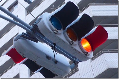 静岡駅近くの車両用・電球式信号機