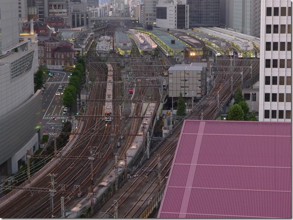 東京駅がまるで鉄道模型のように見えました