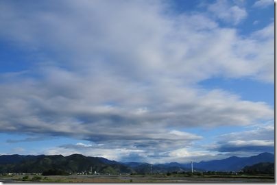 安倍川越しに富士山の方面を見る