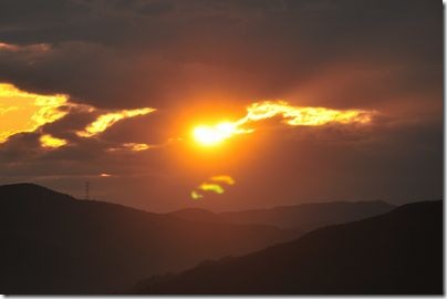 太陽が雲の切れ目から覗く