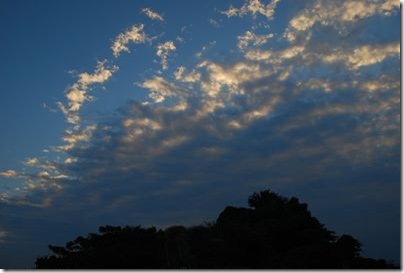 青空と白い雲と見晴台