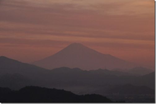 赤みを帯びた富士山