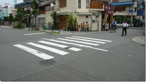 道の真ん中にある横断歩道