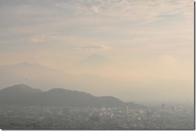 かすむ静岡市