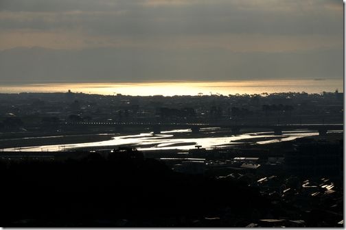 光る駿河湾と安部川