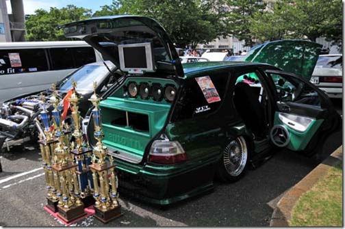 沢山のスピーカーが付いた車