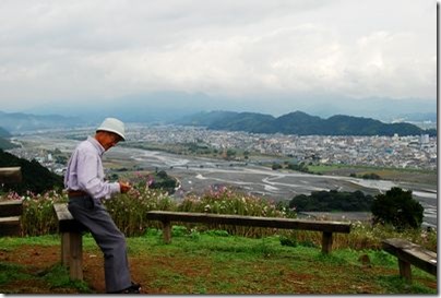 静岡市内を見つめるおじさん(∩.∩)