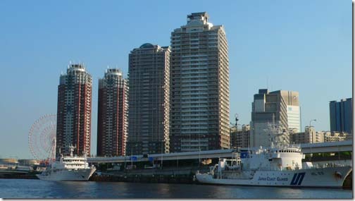 高層ビル群、右側の船は海上保安庁