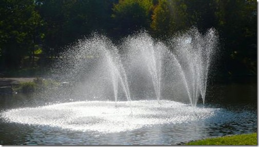 会場近くの公園の噴水