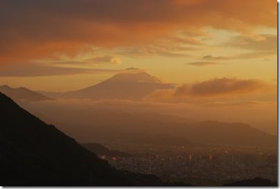 オレンジ色に染まる富士山